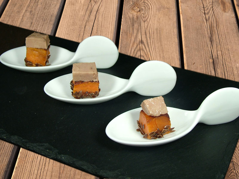Cuillère de foie de morue sur sa patate douce et graines de lin Cuillère de foie de morue sur sa patate douce et graines de lin