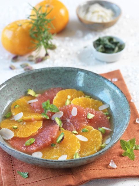 Soupe d’agrumes au miel, menthe et amandes effilées Soupe d’agrumes au miel, menthe et amandes effilées