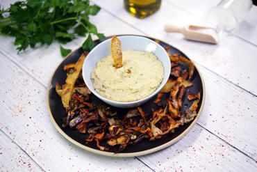 Chips d’épluchures de légumes et tartinade de haricots blancs Chips d’épluchures de légumes et tartinade de haricots blancs