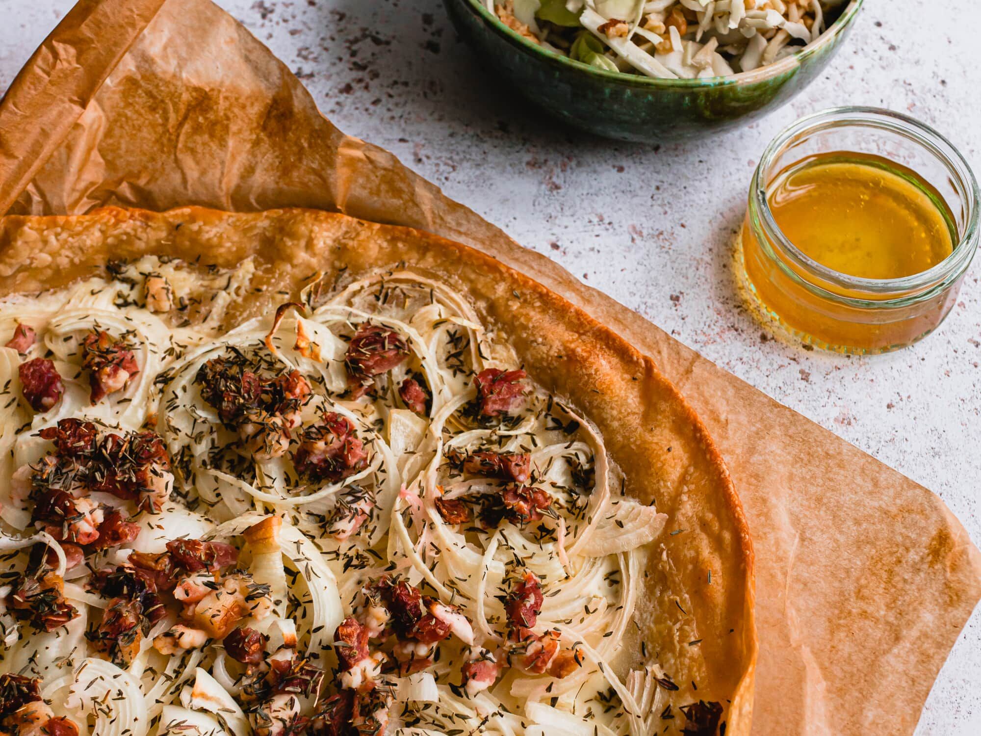 Tarte flambée aux lardons fumés et chou blanc Tarte flambée aux lardons fumés et chou blanc