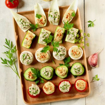Petits légumes crus farcis aux rillettes de sardines et à la tartinade de haricots blancs Petits légumes crus farcis aux rillettes de sardines et à la tartinade de haricots blancs
