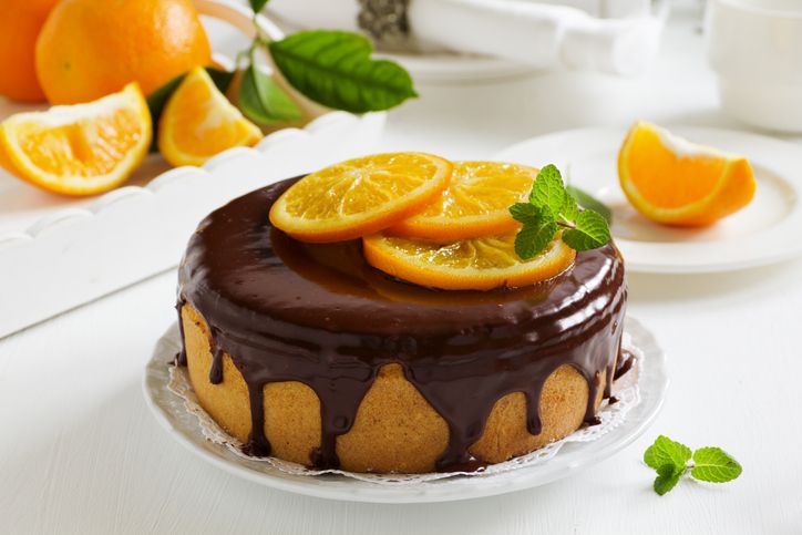 Gâteau aux pépites de chocolat et à l'orange, glacage chocolat noir Gâteau aux pépites de chocolat et à l'orange, glacage chocolat noir